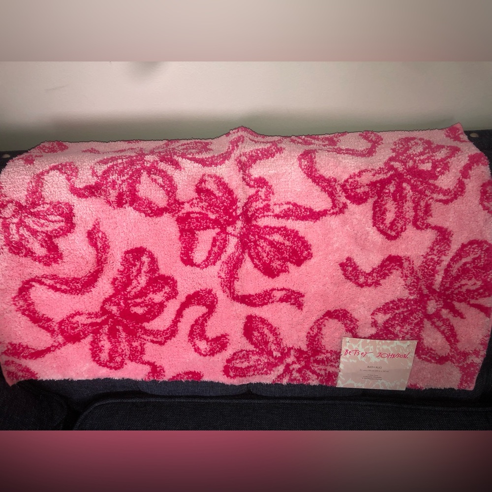 ‼️ Betsey Johnson Pink Ribbon bathroom rug